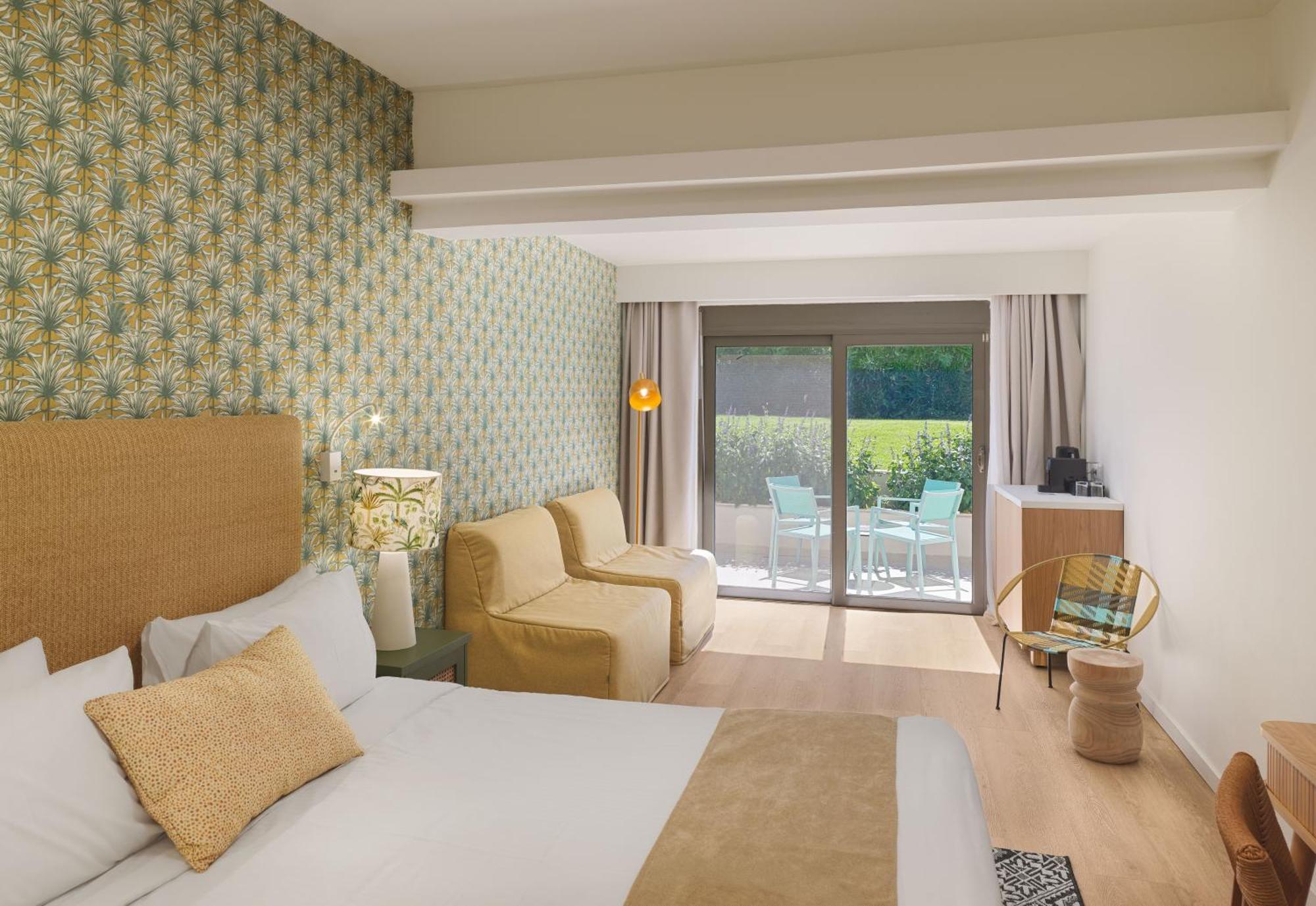 Deluxe Familienzimmer mit Blick auf den Pool