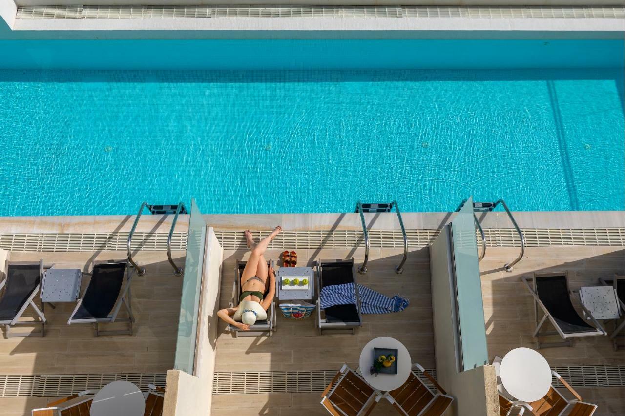 Swim Up Room
